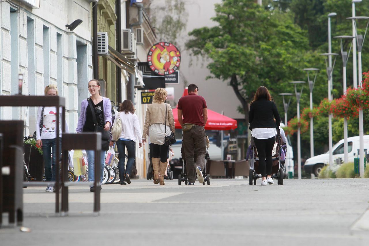 Križevci: Gra?ani u šetnji gradom nakon prestanka oborina