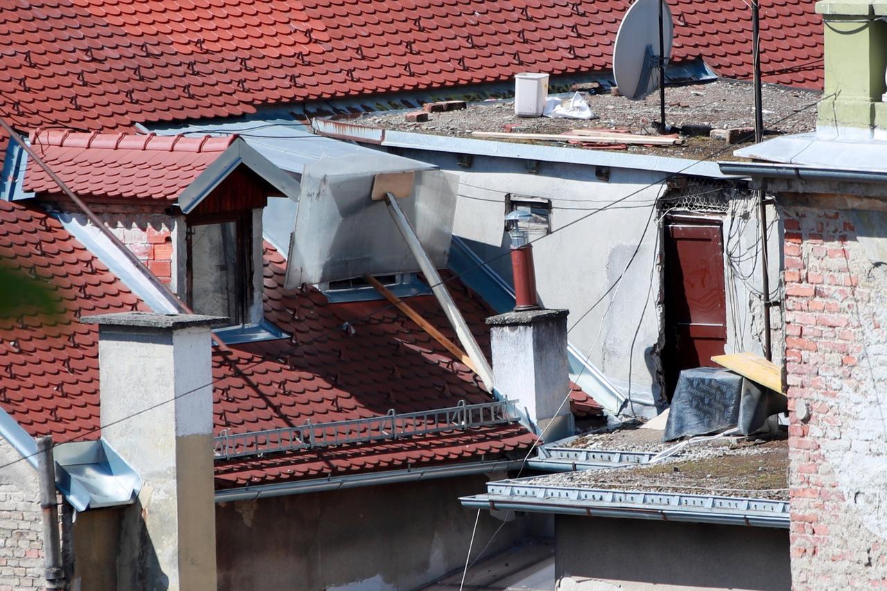 Zagreb: Pogled s Gornjeg grada na krovove oštećene u potresu
