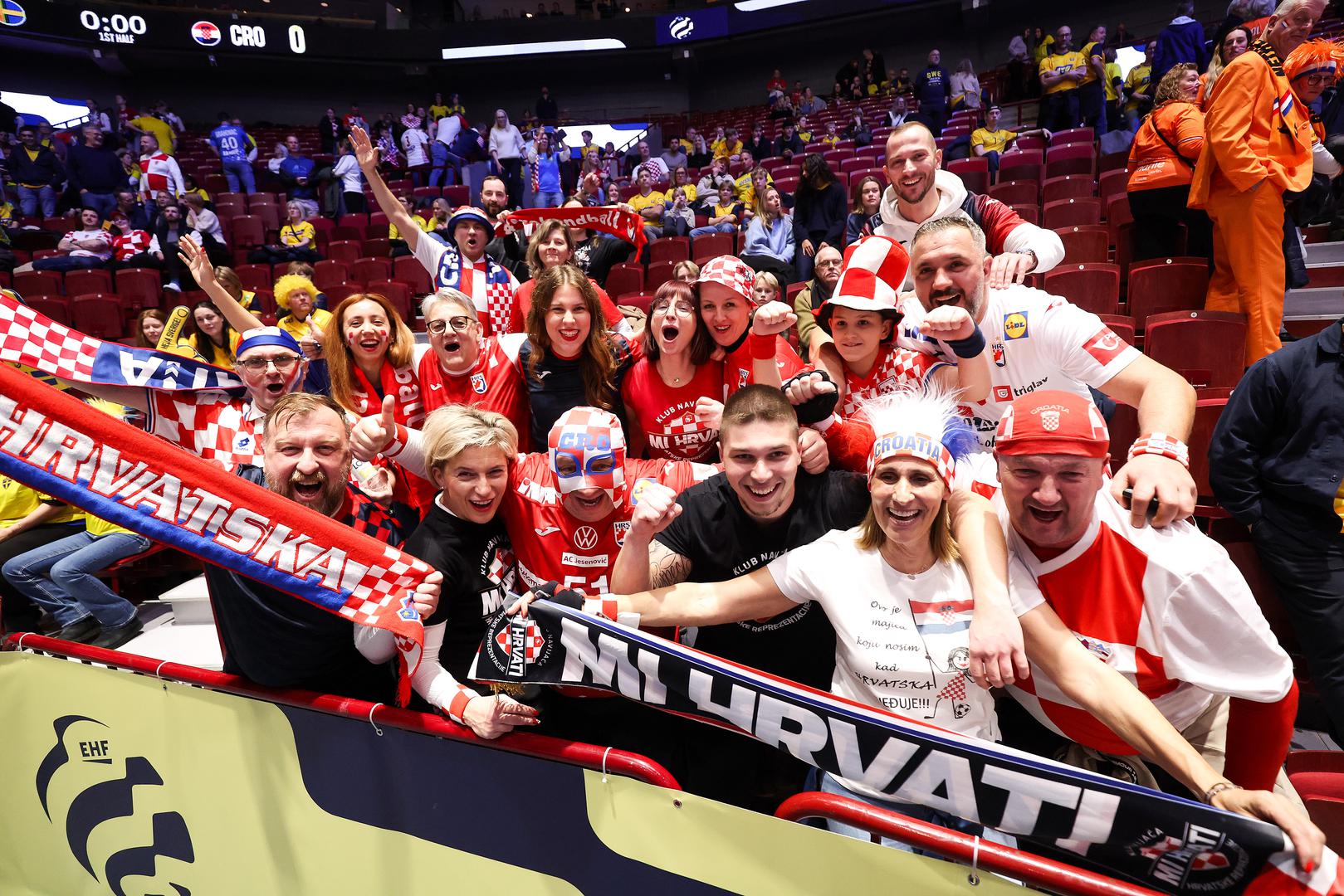 Posebno se ističu crveno-bijele kockice, hrvatski dresovi i šalovi.