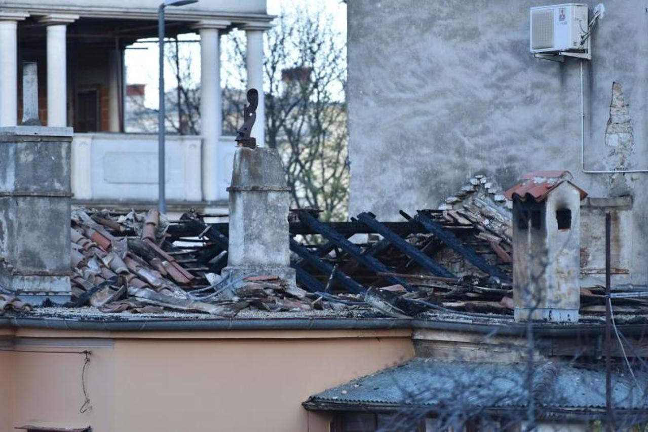 Pula: U požaru izgorjelo krovište obiteljske kuće