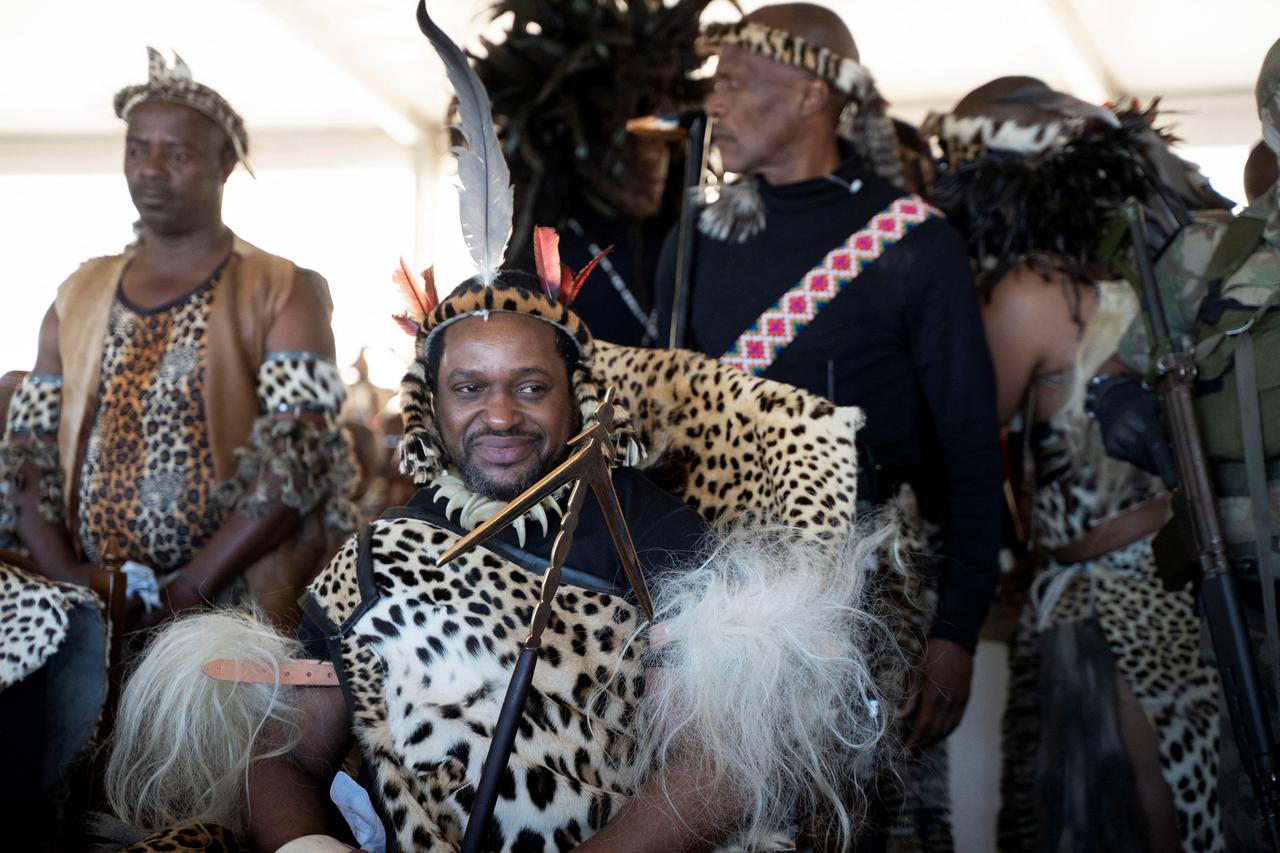 storyeditor/2022-08-22/2022-08-20T183403Z_218807637_RC2E0W9ANQHO_RTRMADP_3_SAFRICA-ROYALS-ZULU-CEREMONY.JPG