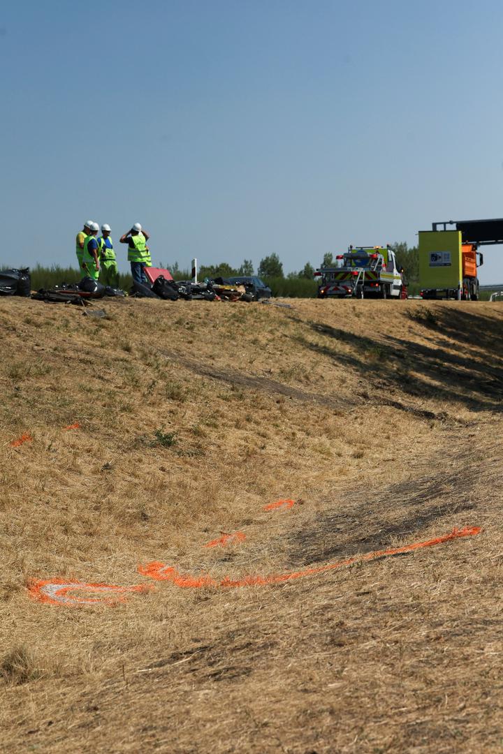 U teškoj prometnoj nesreći koja se dogodila u noći na nedjelju na mađarskoj autocesti M3 12 ljudi je poginulo, a najmanje deset ih je ozlijeđeno.