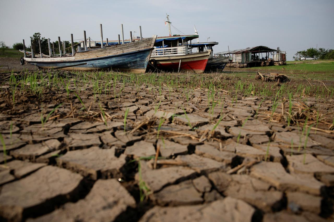 Severe drought of lake Puraquequara in Manaus