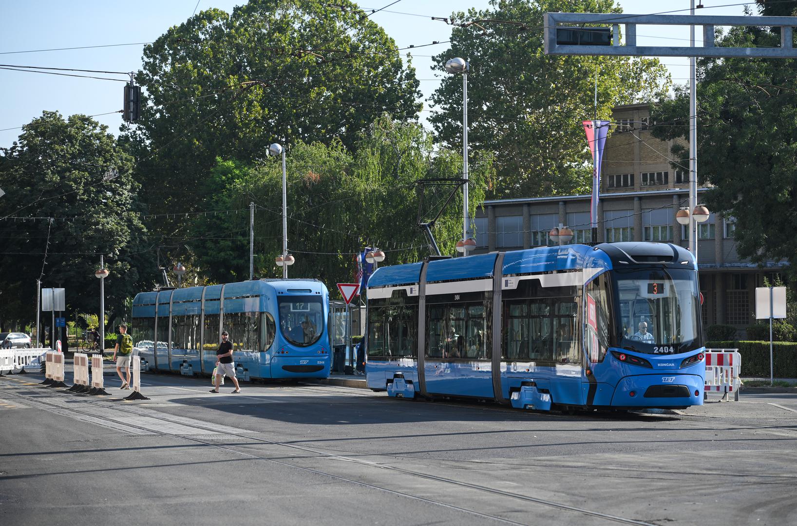 
Na tračnice se vratila i linija 13, ali ona zbog nastavka radova u Zvonimirovoj još prometuje izmijenjenom trasom. Tramvajska stajališta „Zagrepčanka“ u smjeru Savišća i „Šubićeva“ u smjeru Kvaternikova trga zasad ostaju izvan funkcije, dok će linije 9 i 17 i dalje voziti skraćeno do Trga žrtava fašizma. 