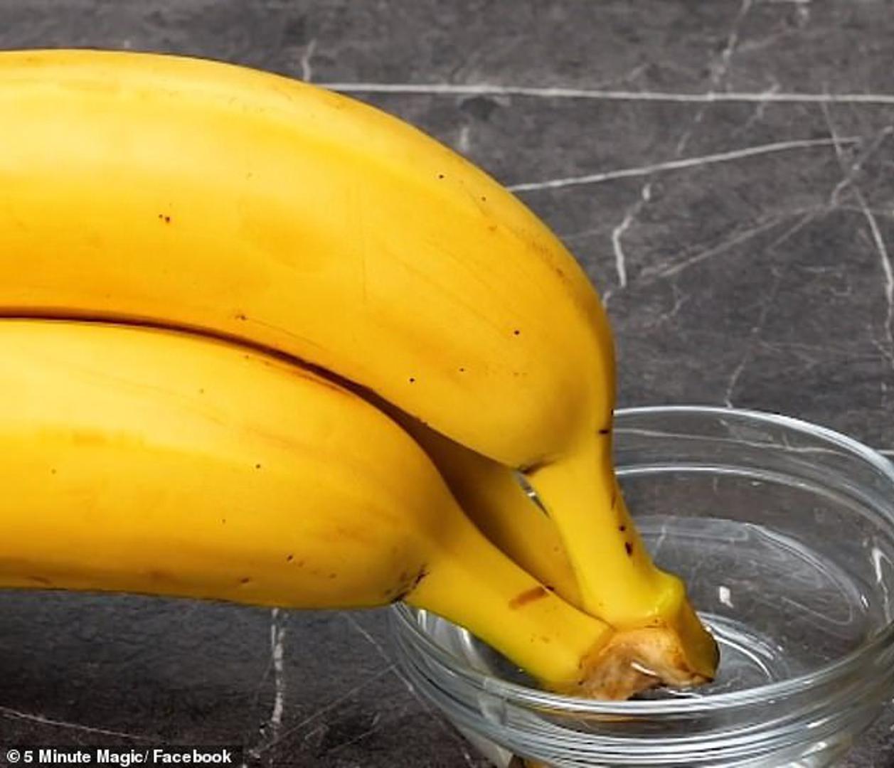 Banane će duže trajati ako im vrškove namočite u vodu. Tako mogu stajati i više od tri tjedna. Voda sprječava da se izluči etilen, zbog kojeg banane pocrne. 