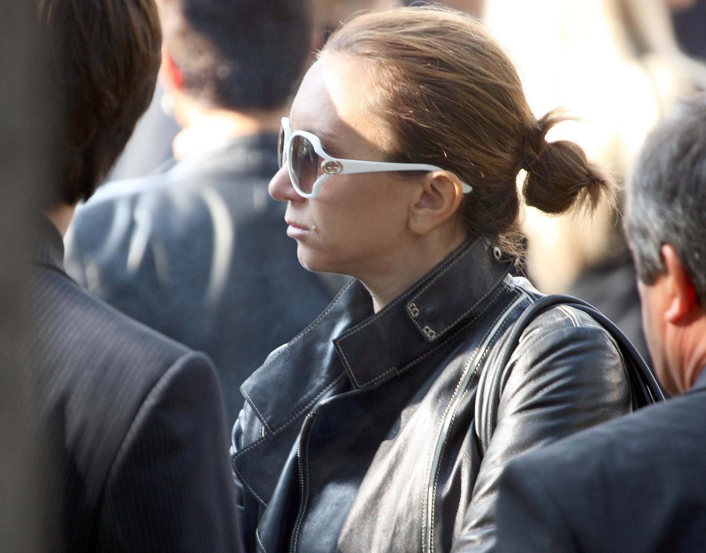 10.10.2008. Zagreb, Hrvatska. Na groblju Mirogoj pokopana je Ivana Hodak, kcer odvjetnika Zvonimira Hodaka i bivse politicarke Ljerke Mintas Hodak, koja je s dva hica u glavu ubijena ispred ulaza u svoj stan u ulici Pavla Hatza 2. Ivanu su ispratili brojni politicari, prijatelji i osobe s estrade. Pripadnica 'zlatne' hrvatske mladezi bila je u vezi s odvjetnikom Ljubom Pavasovicem Viskovic koji nije mogao suspregnuti suze. Uz Ivanin lijes sjedili su shrvani roditelji. Iva MajolirPhoto Dalibor Urukalovic/24sata