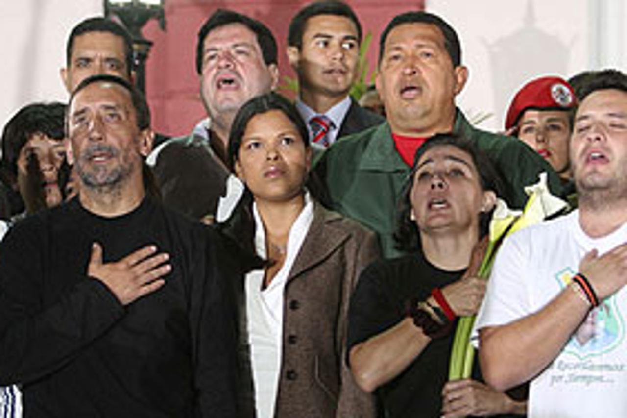 Oslobođeni taoci pjevaju s predsjednikom Hugom Chavezom u palači u Caracasu