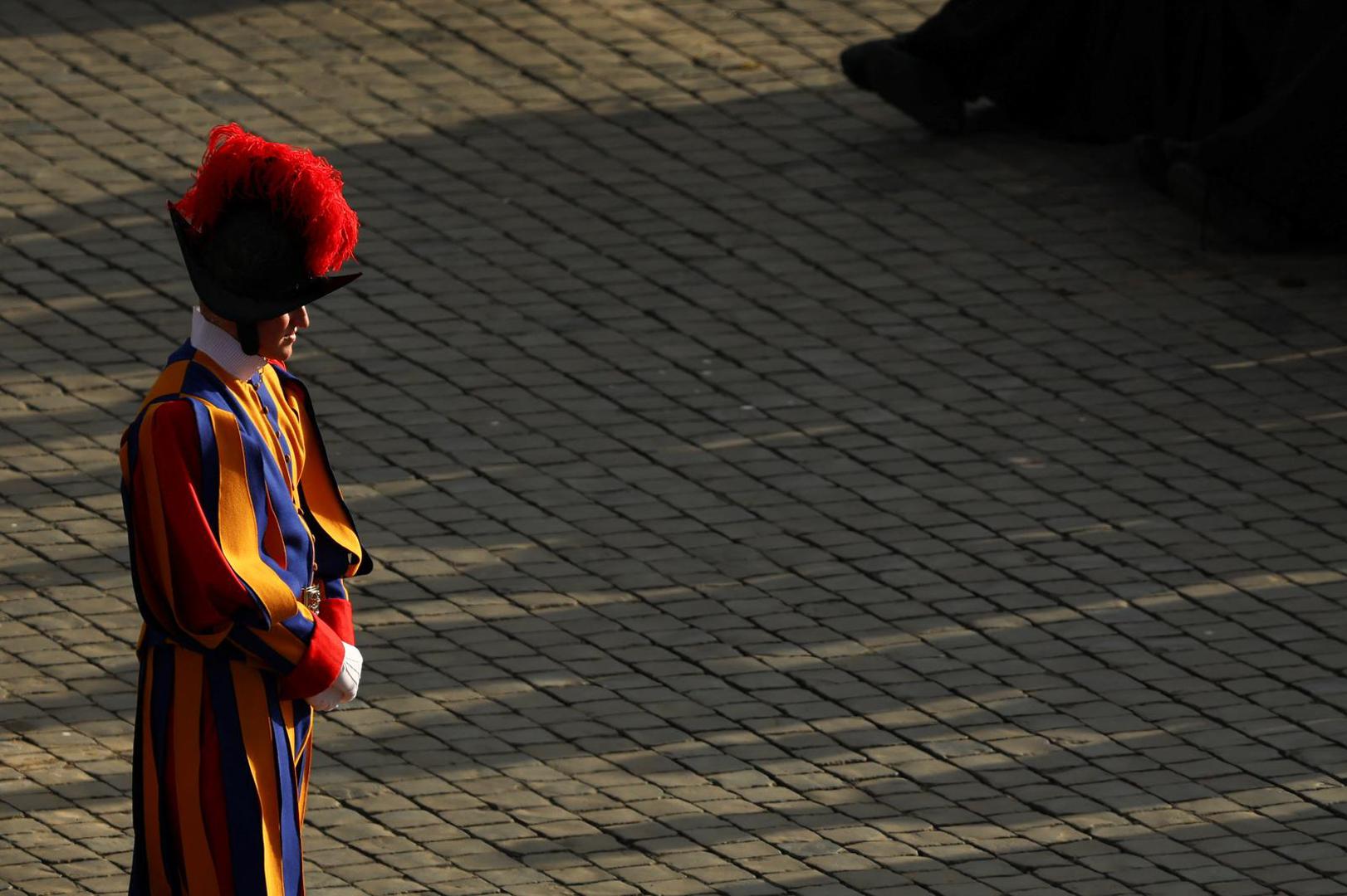 Nakon završetka službe, osobne uniforme gardista se uništavaju.

