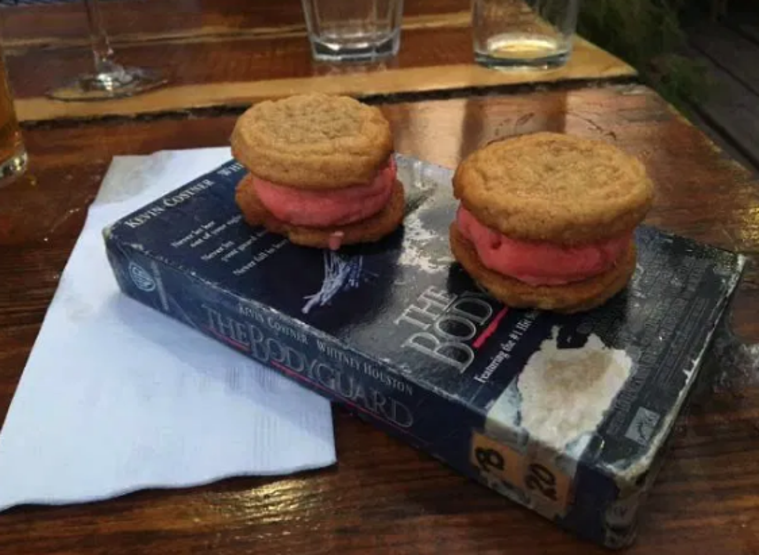 Kada u restoranu nestane tanjura, desert dobijete na staroj kazeti.