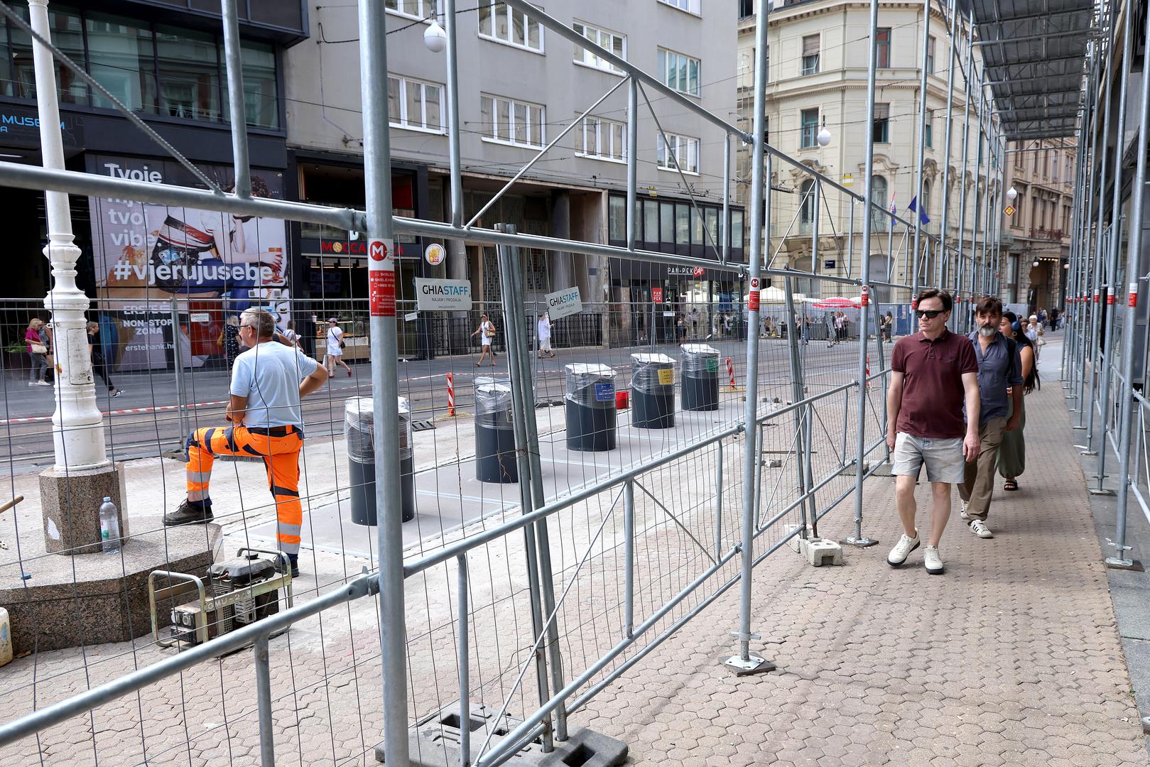 Zagrepčani su bili podijeljeni u dva tabora. S jedne strane su oni koji su mišljena da spremnici za otpad narušavaju izgled jednoj od najljepših turističkih lokacija u centru Zagreba.