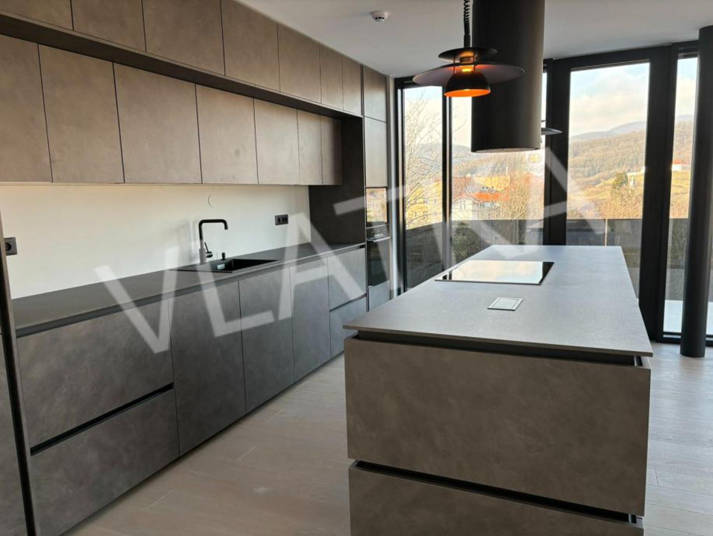 "Građena je prema najvišim standardima gradnje sa 137 ugrađenih pilota u zemlji, schüco stolarijom, troslojnim staklom, parketima rađenim prema privatnoj narudžbi, podno grijanje, sustav dizalica topline sa ventilokonvektorima, izvod za bazen postavljen u vrt...", nabraja se dalje u oglau agencije Vlatka Nekretnine