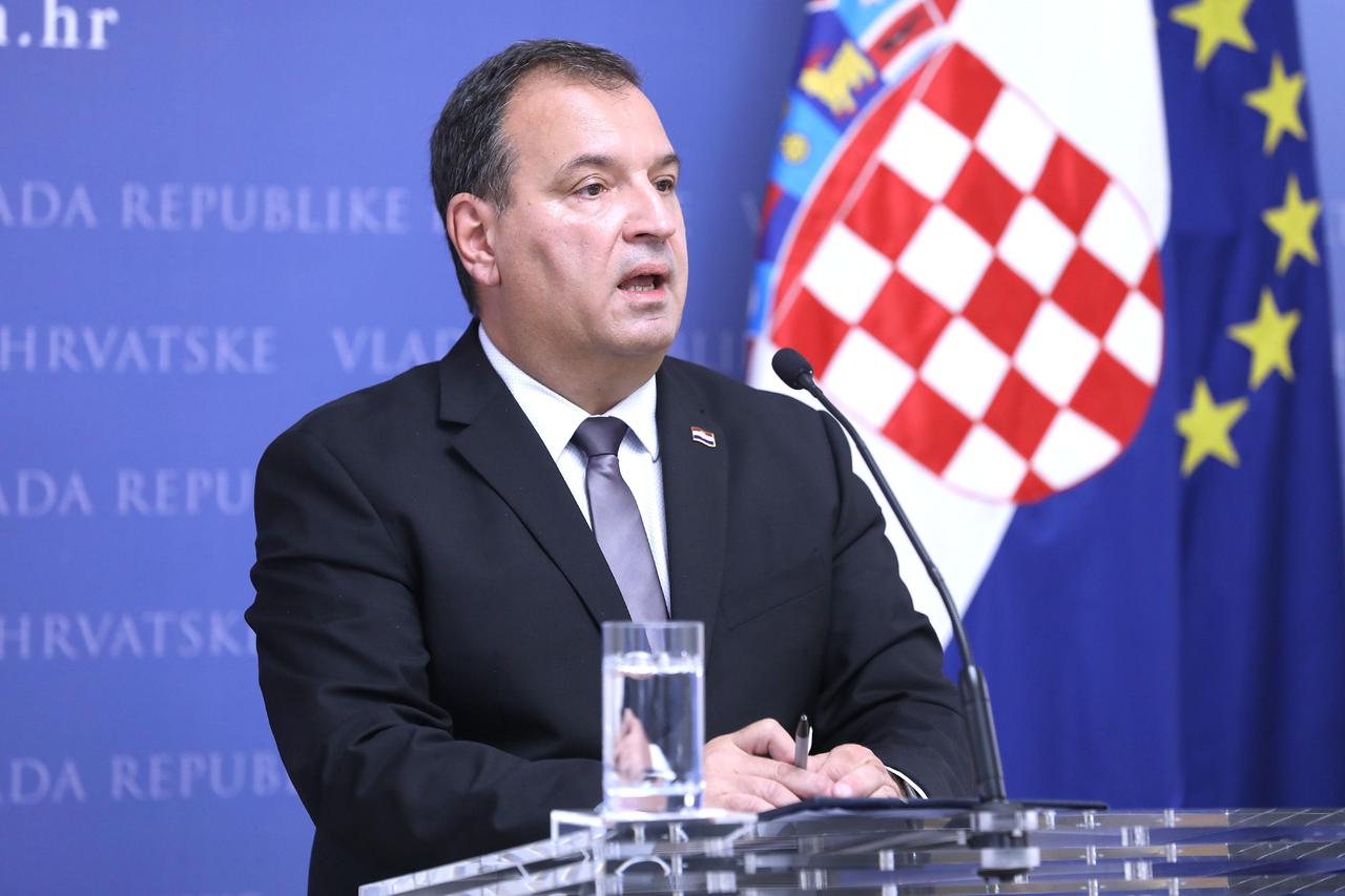 Zagreb: Vili Beroš o situaciji s koronavirusom prije početka sjednice Užeg kabineta
