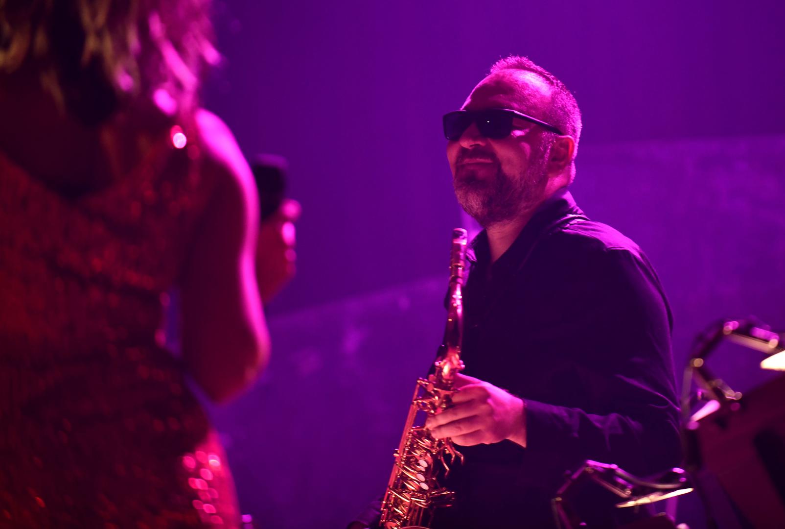 Njezina interpretacija bila je puno više od pukog imitatorskog nastupa. Besprijekorno je prenijela Tininu snagu, žestinu vokala i onaj specifičan scenski “vatromet” zbog kojeg je Turner prerasla status glazbene ikone. U skladu s originalnim Tininim koncertima, tijekom večeri mijenjala je desetak različitih kostima i prepoznatljivih perika, dosljedno evocirajući vizualne i energetske prepoznatljivosti kraljice rocka – od čuvene čupave frizure do eksplozivnih scena s replikama najpoznatijih stajlinga.