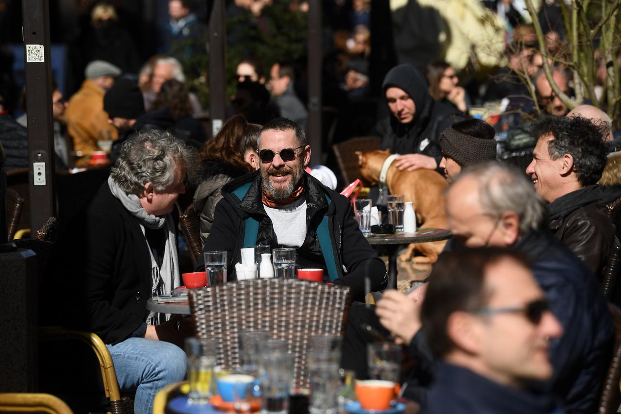 Prepune terase zagrebačkih kafića