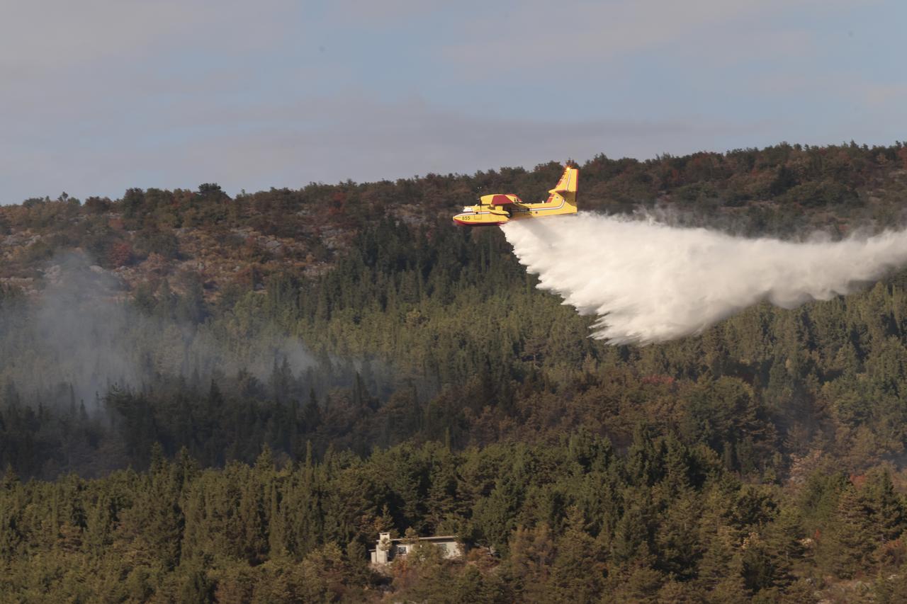 Proložac: Gasiteljima na požarištu pomažu i kanaderi