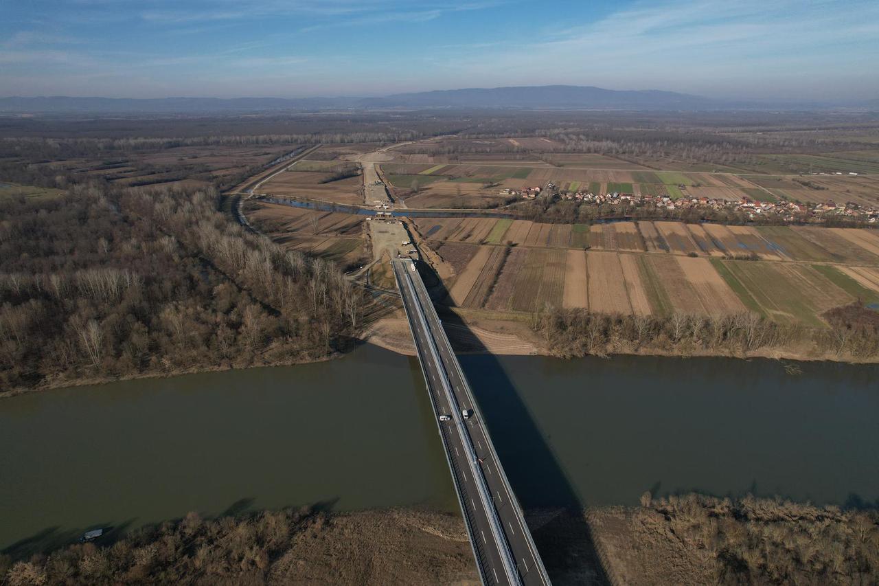 Fotografije iz zraka mosta na Savi kod Gradiške