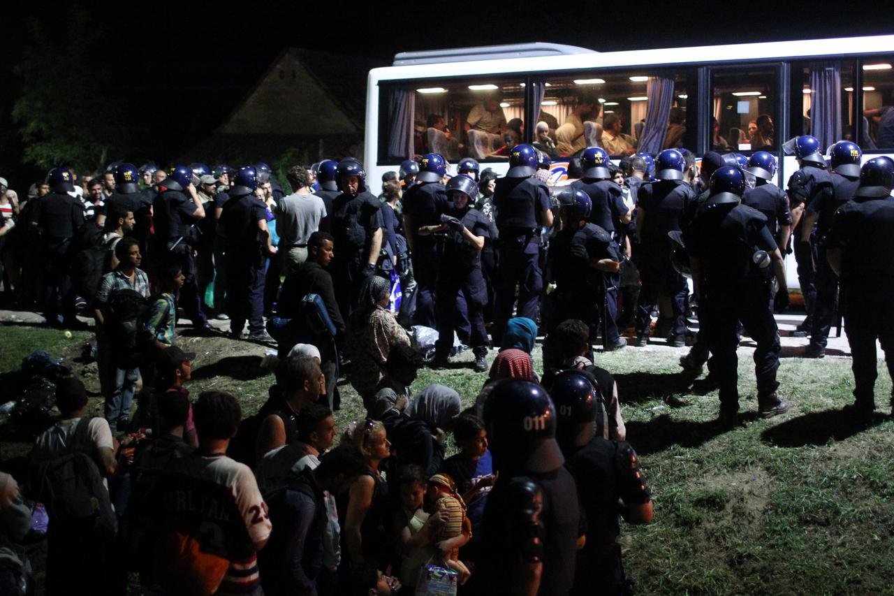 Tovarnik: Svi se žele ukrcati na autobus, interventna policija pokušava uvesti red, 19.09.2015.