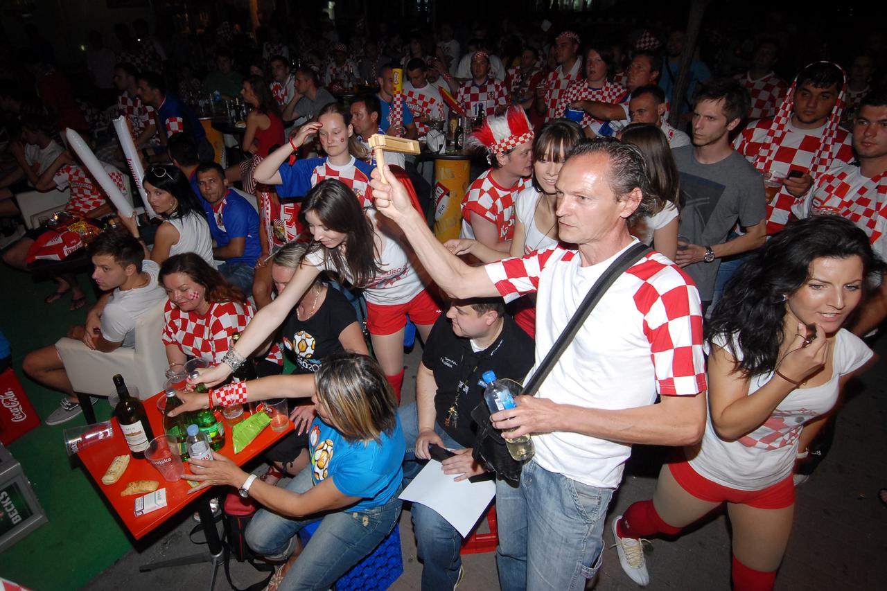 18.06.2012., Bjelovar - Vatreno navijanje zahvatilo je i bjelovarske ljubitelje nogometa, a medju kaficima glede organiziranog gledanja utakmica EURA i bodrenja Vatrenih izdvaja se Art koji je navijacima ponudio veliki video zid. Raspolozeno ozracje na st