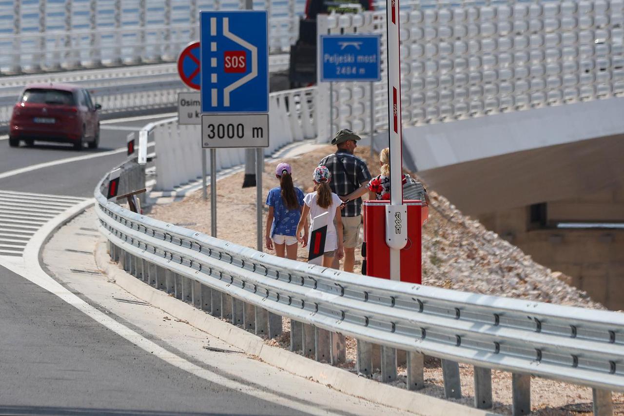 Iako je Pelješki most namijenjen isključivo za motorna vozila, neki građani su se ipak odlučili za šetnju po mostu