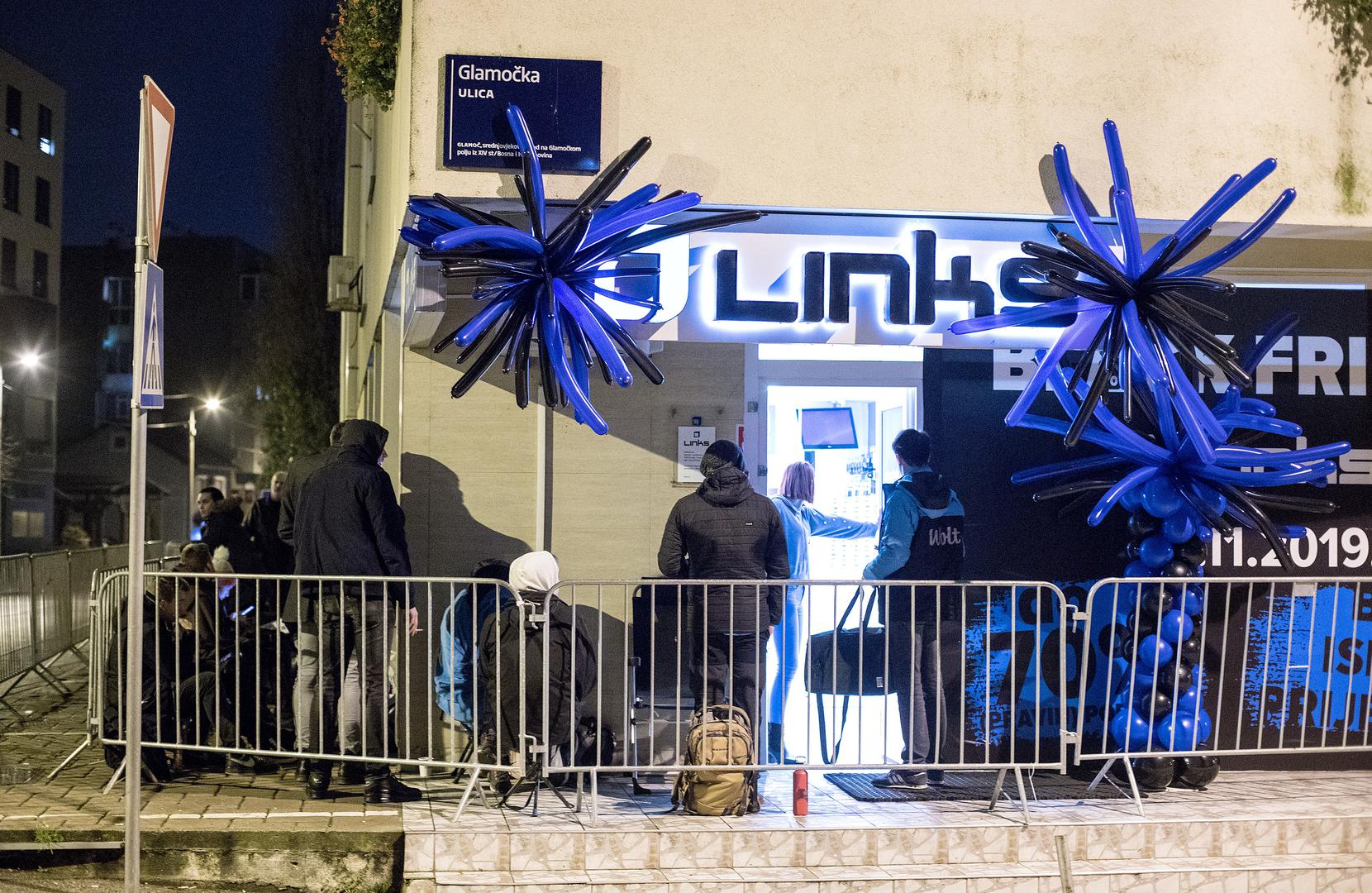 Mnogi će vjerojatno satima čekati i zbog igrače konzole Play Station 4 koja će se moći kupiti za 999 kuna dok mu je redovna cijena inače 2499 kuna.