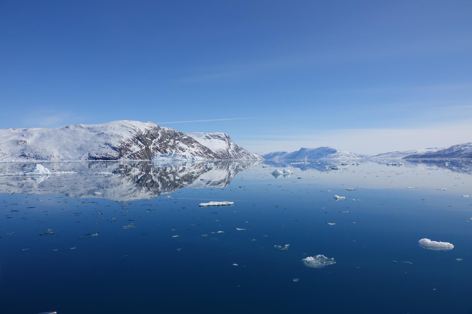 Grenlanđani su moderan narod koji prati globalne trendove, no istovremeno čuvaju svoje drevne tradicije, uključujući i lov, koji je ključan za njihov opstanak i kulturu. Lov na tuljane, kitove i sobove nije sport, već način života koji osigurava hranu u okruženju gdje poljoprivreda gotovo ne postoji. Nacionalno jelo, "suaasat", gusta je juha od tuljanovog ili kitovog mesa.