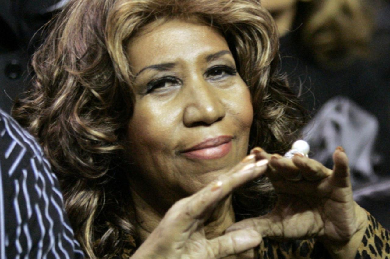 'Singer Aretha Franklin sits courtside during the NBA basketball game between the Detroit Pistons and Miami Heat in Auburn Hills, Michigan February 11, 2011.     REUTERS/Rebecca Cook  (UNITED STATES -