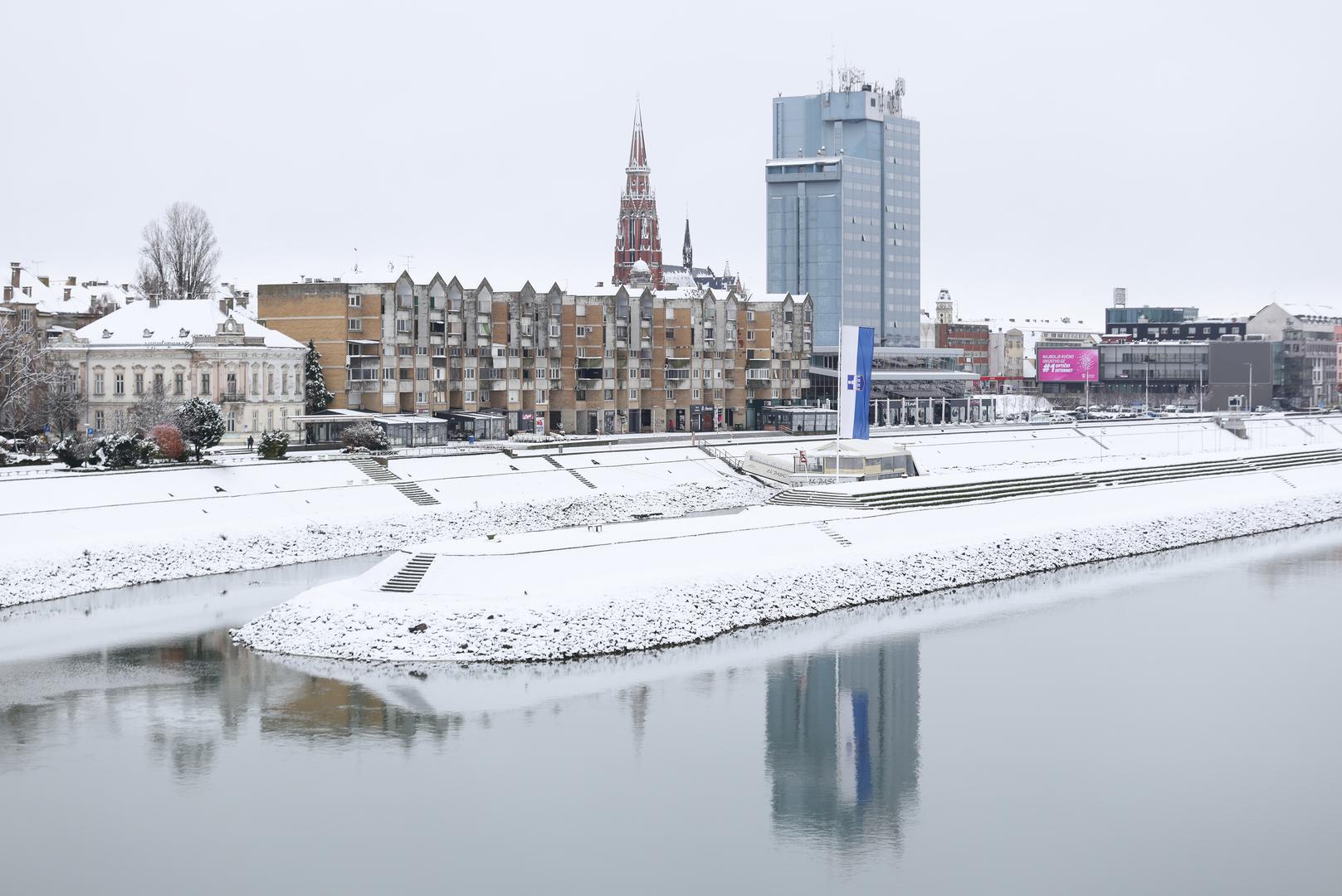 Zimska služba osječke komunalne tvrtke "Unikom" spremno je dočekala prvi snijeg u 2026. godini. Nakon što je u noćnim satima kiša prešla u gusti snijeg, djelatnici Zimske službe od ranih jutarnjih sati počeli su soliti kolnike i pješačke staze. Direktor osječkog Unikoma Igor Pandžić dodaje u programu HRT Radio Osijeka da je do 6 sati ujutro na kolnike bačeno oko 36, a na pješačke staze 10 tona soli.