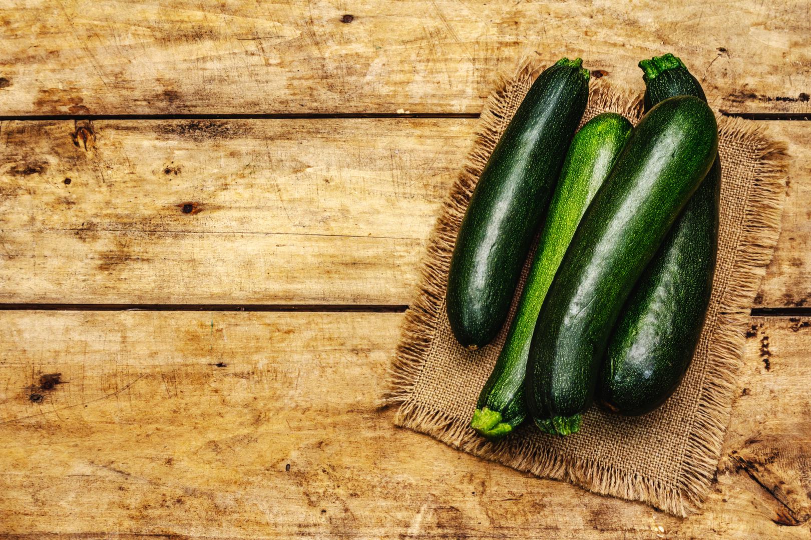 Tikvice: Tikvice su jedno od najboljeg povrća koje psi mogu konzumirati. Pružaju esencijalne hranjive tvari poput vitamina A, C i B6, mogu se davati kuhane ili sirove i izvrsne su za njihovo probavno zdravlje.