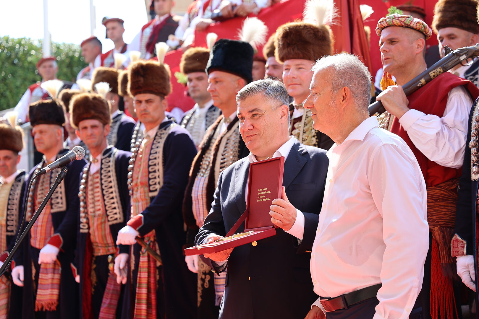 Priznanje mu je na Vojvodinom prijemu u Alkarskim dvorima uručio predsjednik Viteškog alkarskog društva Stipe Jukić, a trenutak dodjele zabilježen je i na fotografijama