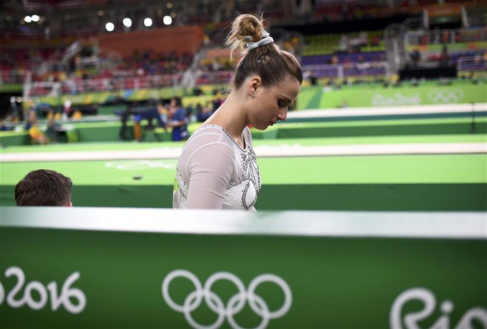 Prilikom pokušaja preskoka pala je na glavu, nakon čega je hitno prevezena u splitsku bolnicu.