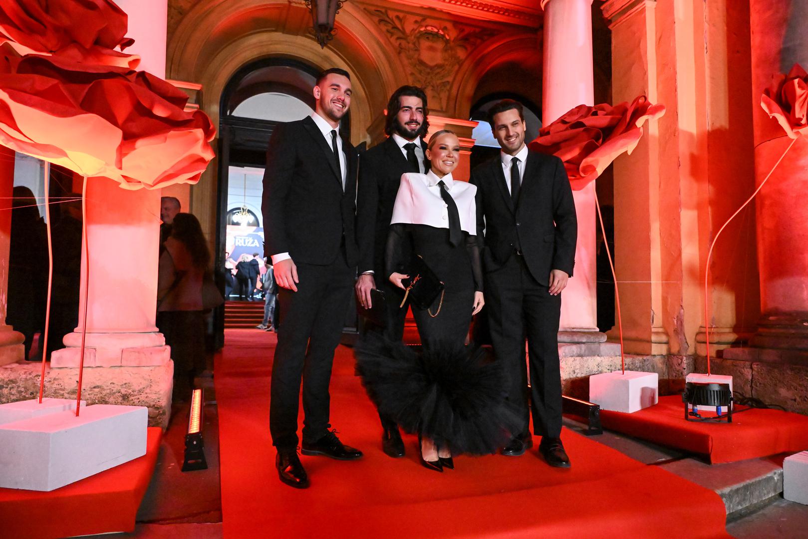 Zanimljivo je i da su među ovogodišnjim prezenterima nagrada bila i nova "Gospoda Savršena" – Karlo Godec i Petar Rašić. Maja im se pridružila na crvenom tepihu, gdje su zajedno pozirali i pokazali kako vlada odlična atmosfera, uz mnogo smijeha i dobre energije.