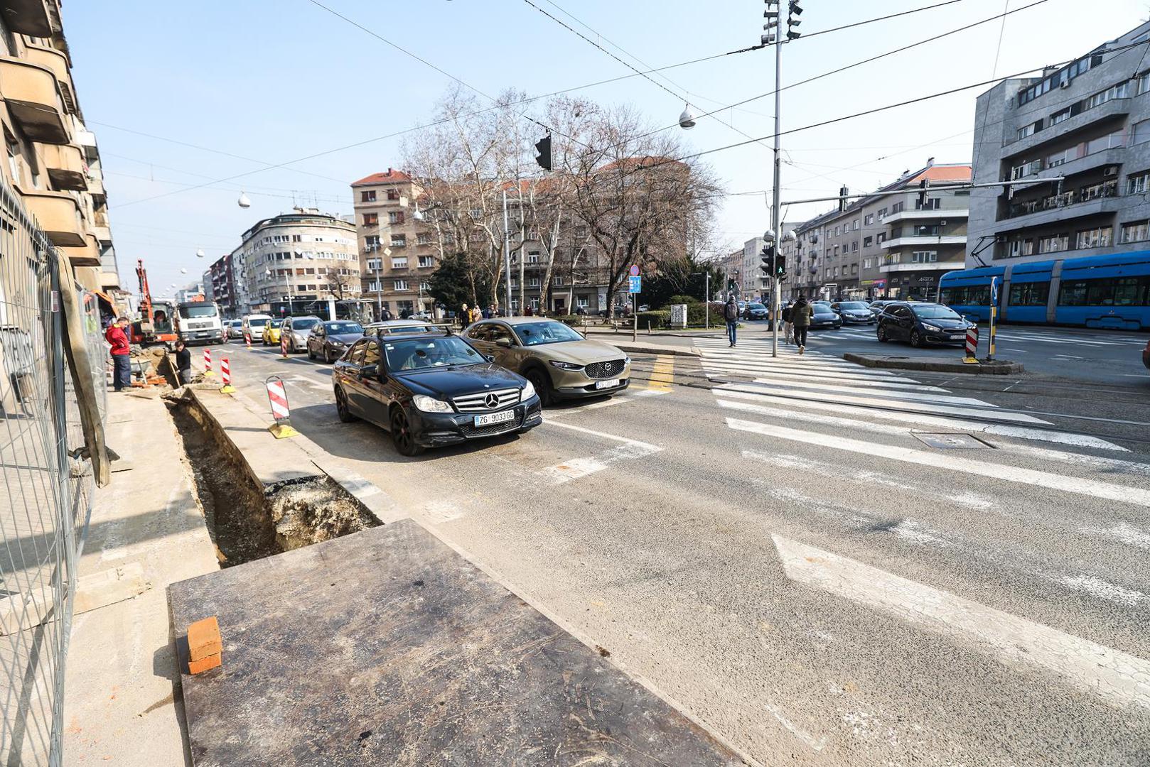 Zatvoren smjer: Ulica kralja Zvonimira prema Šubićevoj ulici (zapad-jug)  Obilazni pravac: Ulica kralja Zvonimira – Ulica Crvenog križa – Ulica kneza Ljudevita Posavskog – Avenija Marina Držića  