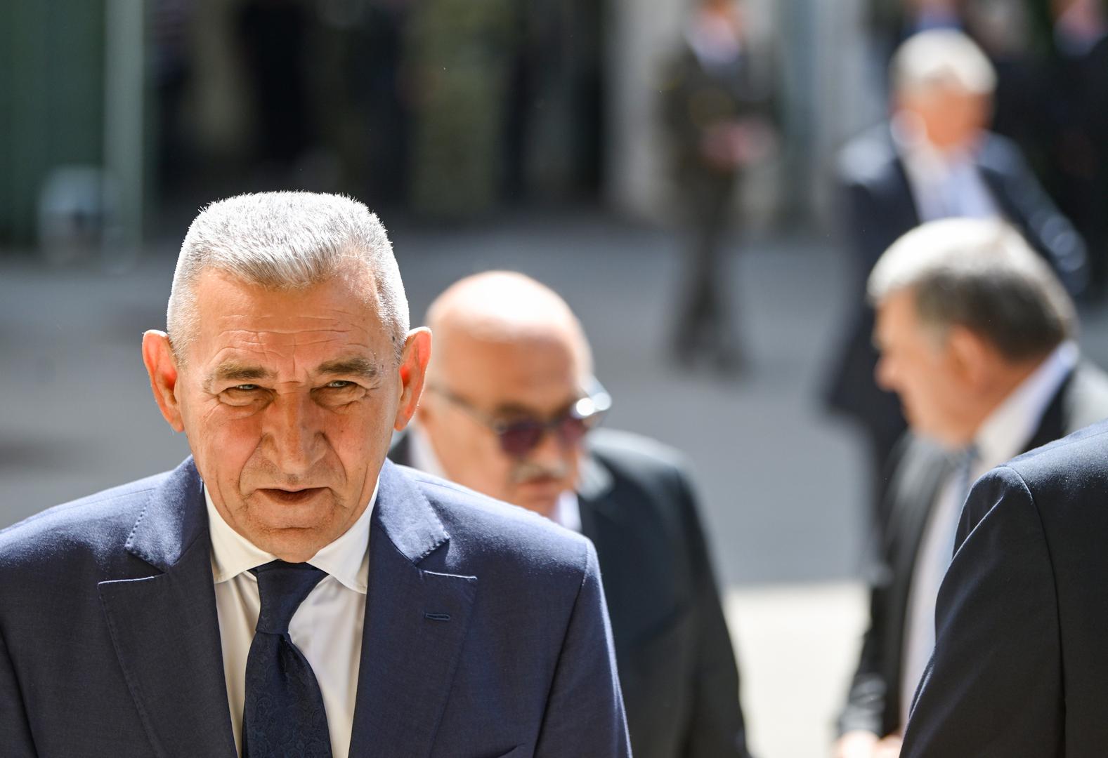 Uz to, poseban naglasak stavljen je na nastavak modernizacije Oružanih snaga. Nedavno je potpisan zajam iz europskog mehanizma SAFE, a cilj je do 2030. godine dodatno povećati ulaganja, ojačati obrambene sposobnosti i razviti snažnu i modernu vojsku, paralelno s jačanjem domaće vojne industrije.

