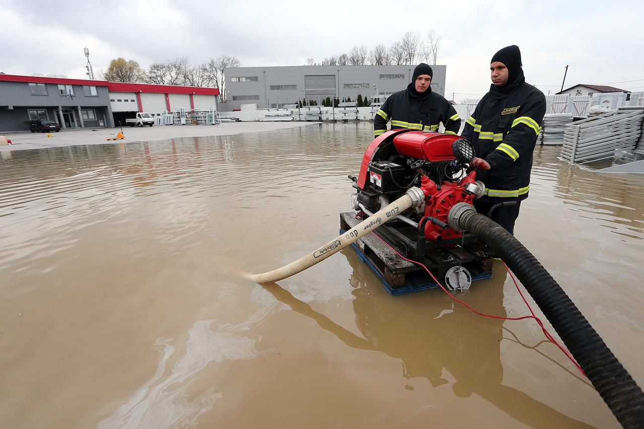30.11.2012.,  Zagreb - Jucerasnja kisa izazvala je poplavu u dvoristu tvrtke Laser u Gornjem Stupniku.Vatrogasci ispumpavaju vodu iz dvorista na susjedne njive bez odobrenja vlasnika tih njiva. Photo: Jurica Galoic/PIXSELL