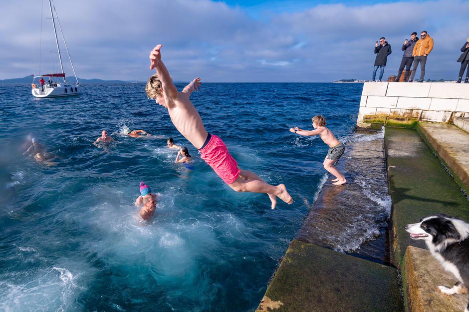 Zadar: Tradicionalno novogodišnje kupanje za Morskim orguljama točno u podne