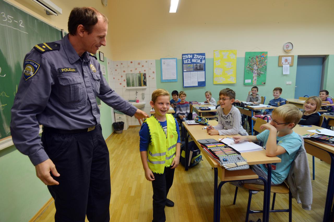 24.10.2013., Sracinec - U sklopu akcije Postujte nase znakove djelatnici Policijske postaje Varazdin podijelili su ucenicima drugih razreda reflektirajuce prsluke s likom Segrta Hlapica. U Varazdinskoj zupaniji ukupno ce biti podijeljeno oko 2000 prsluka.