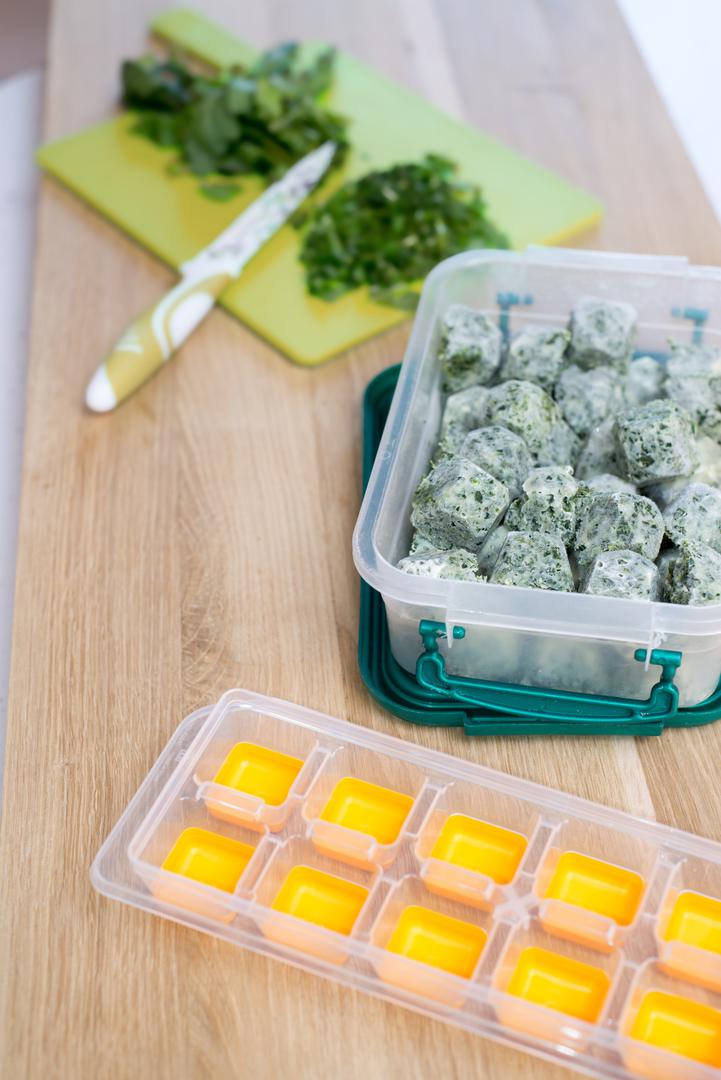 Svježe začine zamrznite u kalupe za led u maslinovu ulju i imat ćete ih spremne i svježe za pripremu hrane. 