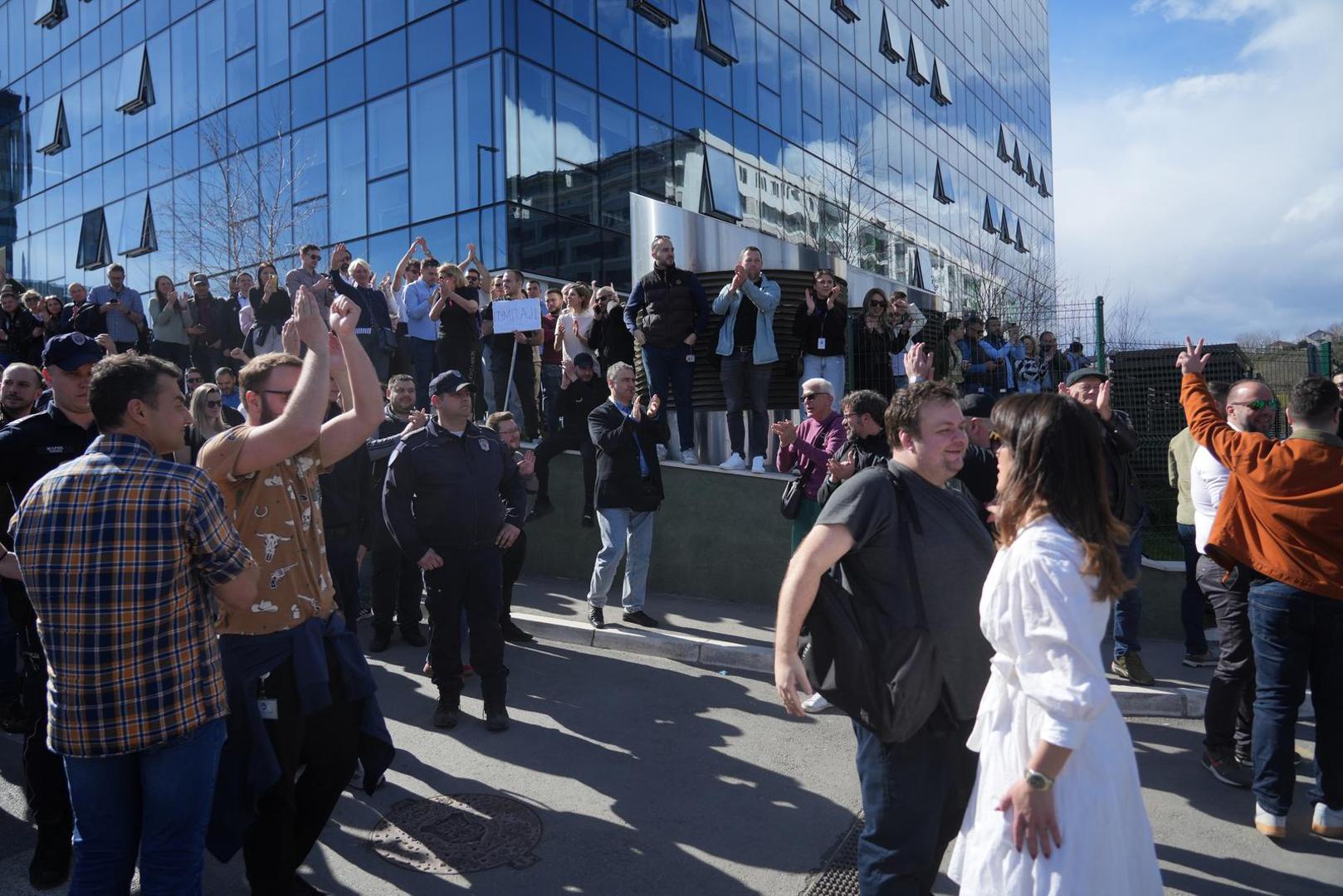 13, March, 2025, Belgrade - A group of about a hundred unknown people gathered in front of the entrance to the N1 editorial office yard, and soon a group of employees from Airport City appeared, who came to support the N1 employees, who eventually applauded the group, which also included city officials from Novi Sad and Vojvodina, all of whom are members of Aleksandar Vulin's Socialist Movement. Photo: Antonio Ahel/ATAImages

13, mart, 2025, Beograd - Grupa od oko stotinak nepoznatih ljudi okupila se ispred ulaza u dvoriste redakcije N1, a ubrzo se pojavila grupa zaposlenih iz Erport sitija, koji su dosli da pruze podrsku zaposlenima na N1 koji su na kraju  aplauzom isparatili grupu u kojoj su bili i gradski funkcioneri Novog Sada i Vojvodine, a svi su clanovi Pokreta socijalista Aleksandra Vulina.Photo: Antonio Ahel/ATAImages Photo: Antonio Ahel/Ata  images/PIXSELL