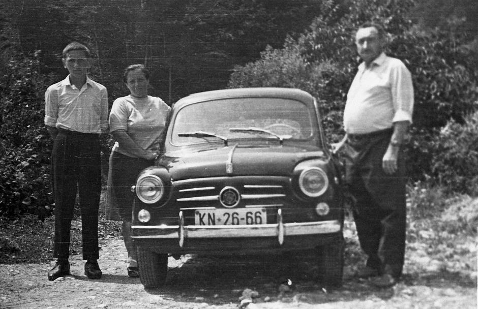 Marjan Varjačić iz Gornje Podbrezovice pored Đurmanca blizu Krapine s majkom Cvijetom i ocem Mirkom, koji je 1966. kupio prvi auto u kraju - Fićo