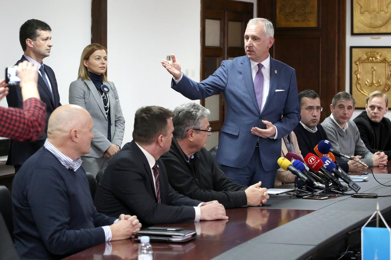 Opara i predsjednici Klubova vijećnika dali izjave za medije nakon sastanka o Karepovcu