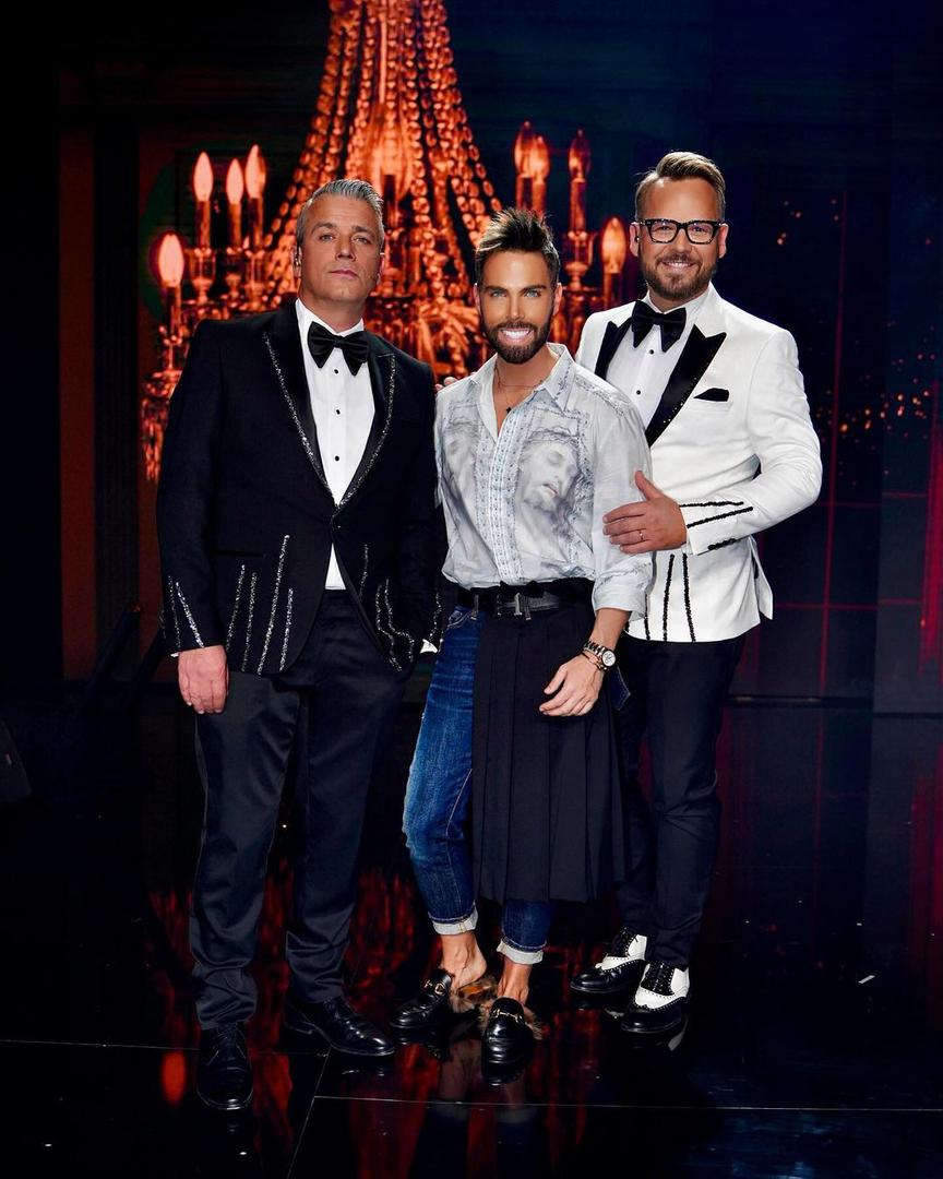 Tako je krajem prošle godine objavio fotografiju s Franom Ridjanom i Igorom Mešinom, voditeljima emisije 'Supertalent',  a obožavatelje su nasmijala gotovo neprepoznatljiva izdanja omiljenih voditelja. - Mače je opet rasturio fotošop, ne znaš koji je lik zgodniji, a koji više preplanuo - primijetili su pratitelji. 