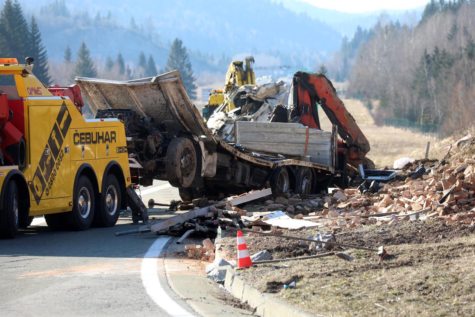 HAK je na svojim stranicama izvijestio da se na spomenutom dijelu autoceste vozi jednim trakom uz ograničenje brzine od 40 kilometara na sat. Kroz tunele Podvugleš i Javorova kosa vozi se pretjecajnim trakom.