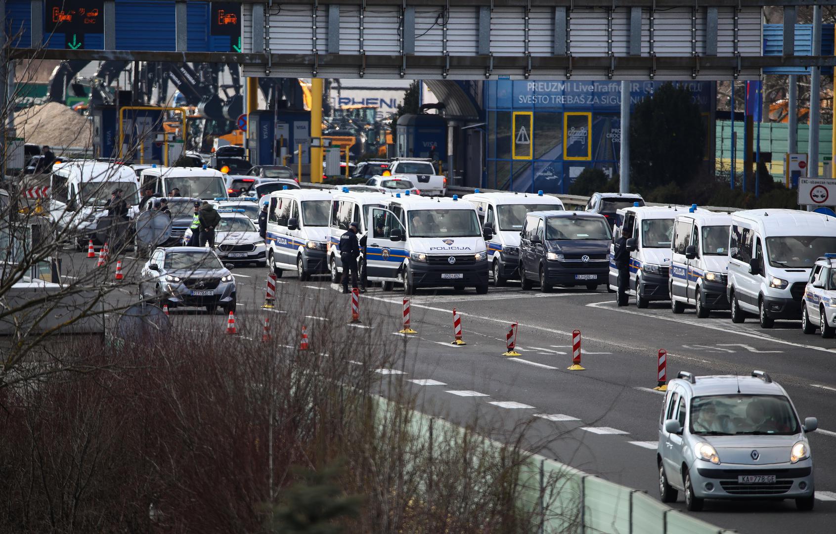 Iako će ih na južnoj tribini moći biti nešto više od tisuću, navijača Hajduka u Zagrebu danas će biti i višestruko više. Stoga je policija u punom stanju pripravnosti na NP Lučko kako bi se održala sigurnost