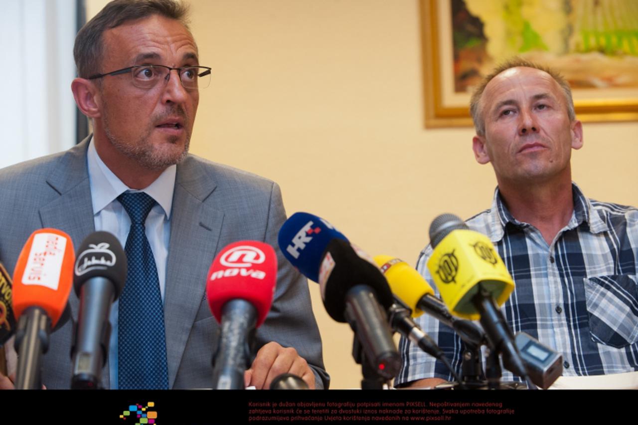 '16.08.2012., Zagreb - Konferencija za novinare nakon sastanka Hrvatske poljoprivredne komore s ministrom Tihomirom Jakovinom u Ministarstvu poljoprivrede. Ministar Tihomir Jakovina i predsjednik HPK 