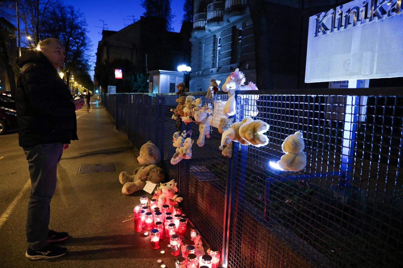 04.04.2021., Zagreb - Ispred djecje bolnice u Klaicevoj gradjani su se poceli spontano okupljati i na ogradi ostavljati poruke i igracke i  paliti svijece za umrlu djevojcicu.
Photo: Emica Elvedji/PIXSELL