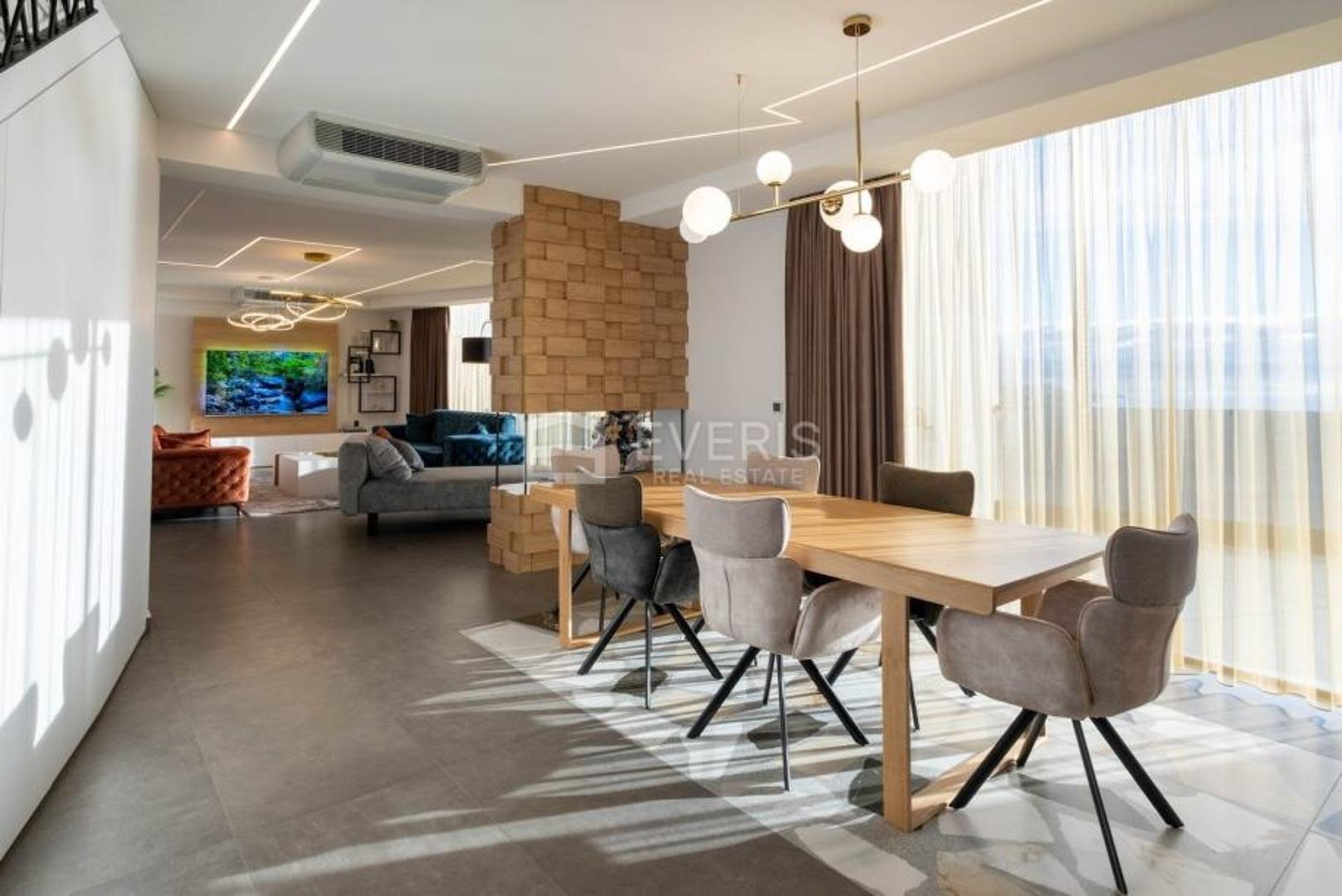 Penthouse se proteže na dvije etaže, površine je 212 m2, plus ukupne površine terasa 51,96 (natkrivene i nenatkrivene). Nekretnina ima na prvoj etaži kuhinju i blagovaonu, dnevni boravak, toalet, natkrivenu terasu te spavaću sobu s kupaonom.