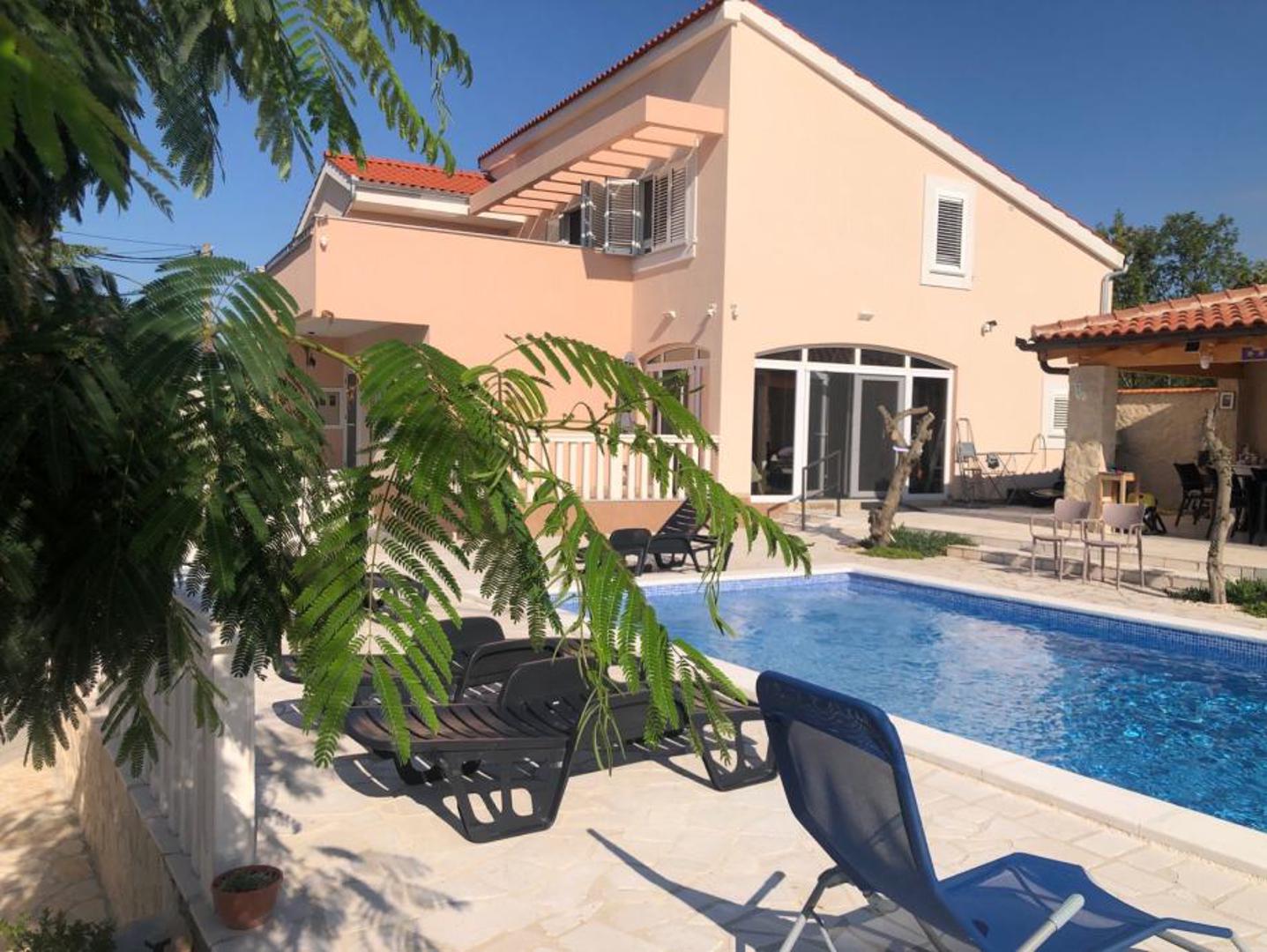 Osim toga, objekt nudi više balkona, lođa i terasa, a u dvorištu je osigurano pet parkirnih mjesta. Energetski razred objekta je B, a cijenu prodaje snosi isključivo prodavatelj, bez dodatne agencijske provizije.

