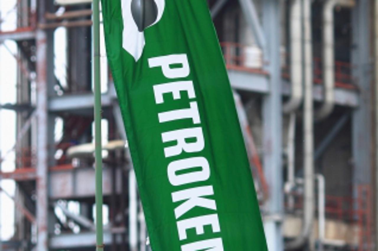 'FORUM  04.04.2012., Kutina - Najava Vlade RH, vecinskog vlasnika Petrokemije o privatizaciji tvrtke, uznemirila je radnike i gradjane Kutine, jer ta tvornica ima duboke korjene i velik broj gradjana 