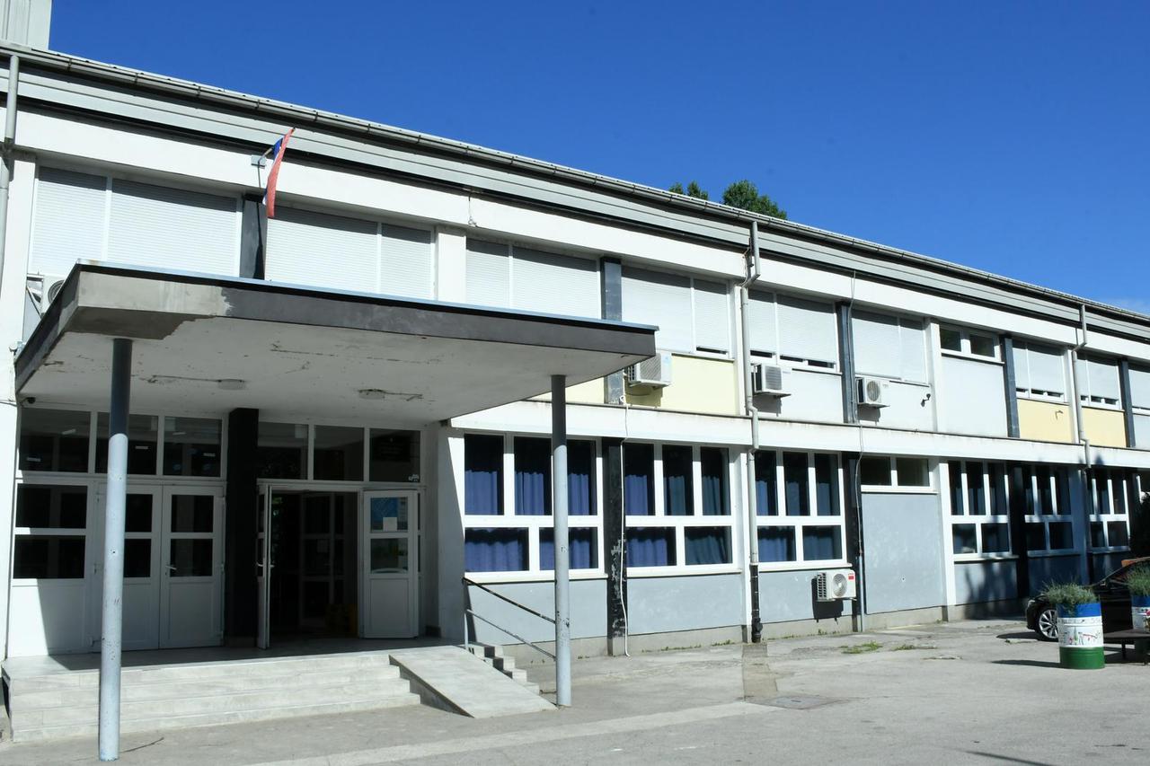 Sisak: Završeni su radovi na obnovi sportske dvorane OŠ Viktorovac, školu je posjetila gradonačelnica 