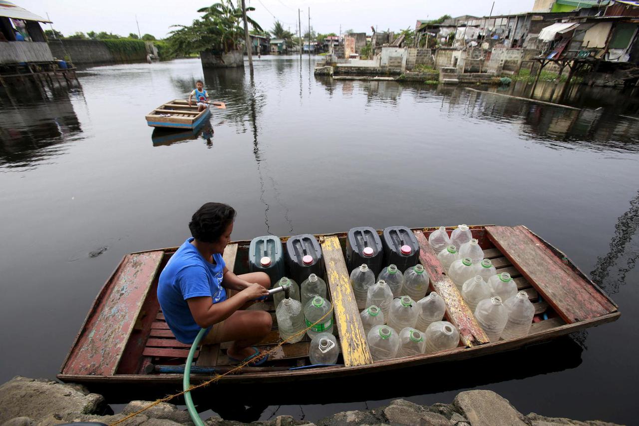 FILE PHOTO: The Wider Image: Thirst for clean water